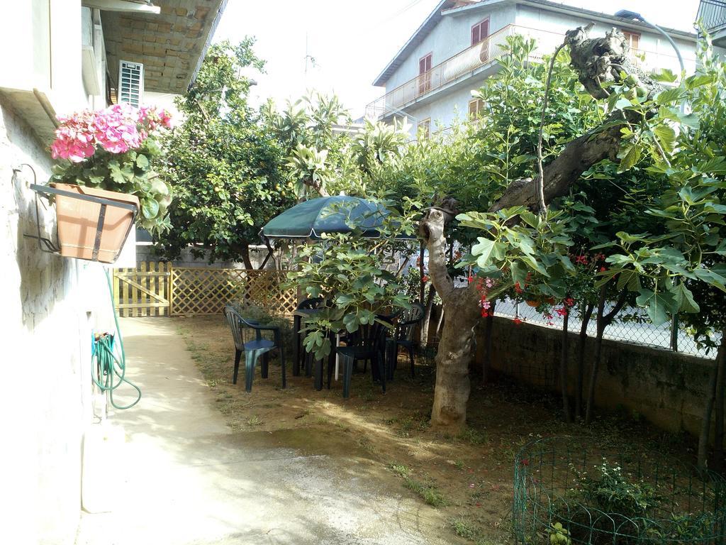 B&B A Casa Di Nonna 폰디 외부 사진